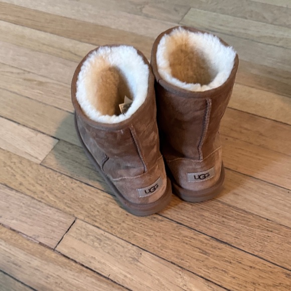 UGG Classic Short - Picture 2 of 6